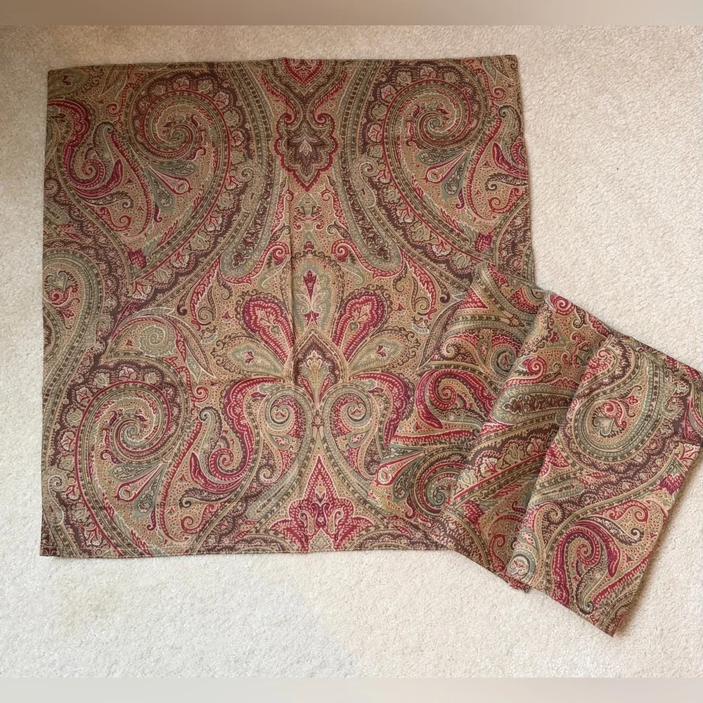 Lauren Ralph Lauren NWOT dinner napkins. Set of 4. Red Paisley.